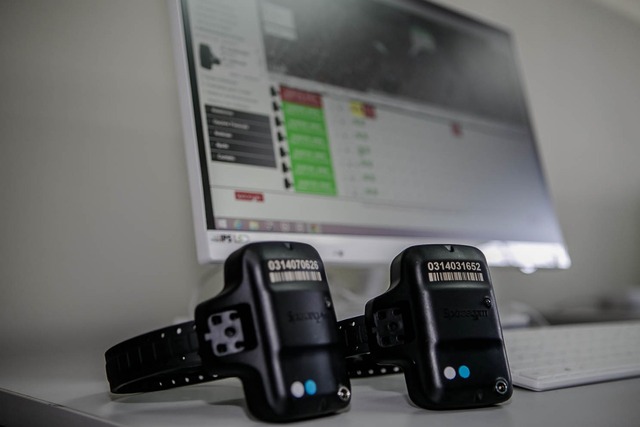 Estado tem dois mil equipamentos eletrônicos que podem ser disponibilizados para supervisão de agressores e proteção às vítimas de violência – entre eles, tornozeleiras - Foto: Divulgação