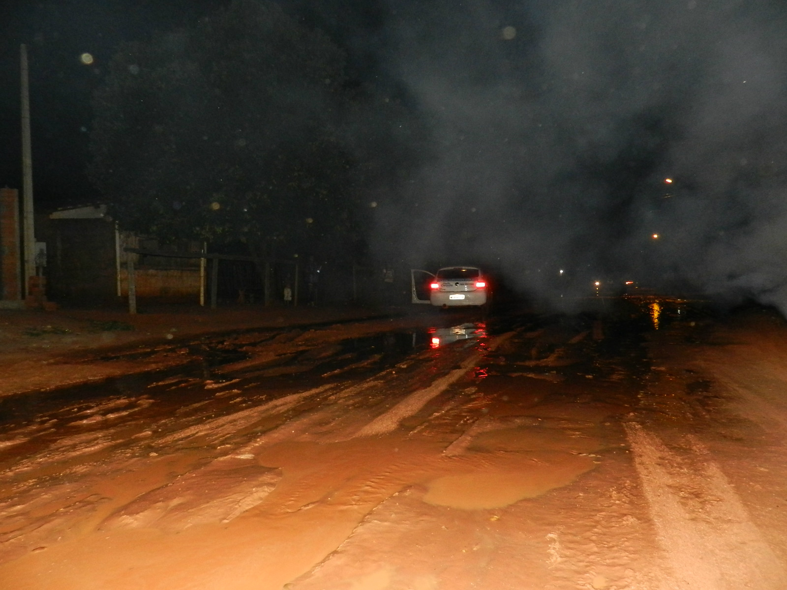 Vazamento na rua Henry Abud Dias com Projetada F. Foto: Rádio Caçula
