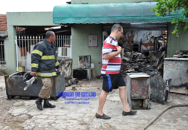 Foto: Paulo Ribas / Correio do EstadoSuspeita é de que incêndio tenha sido provocado por uma sobrecarga ou curto circuito