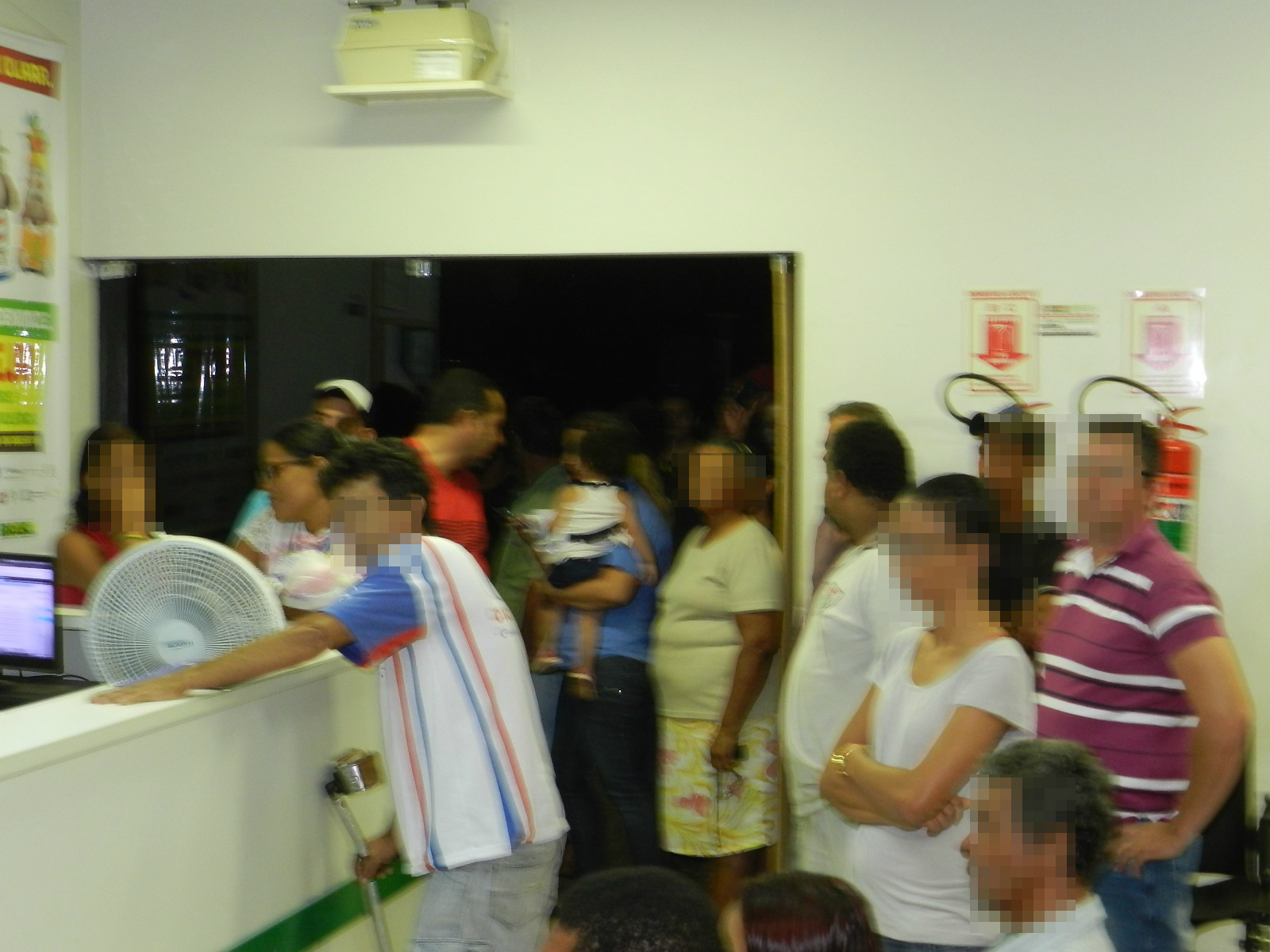 População se revolta na noite de ontem (9) na UPA por falta médico e Polícia Militar precisou intervir. Foto: Rádio Caçula.