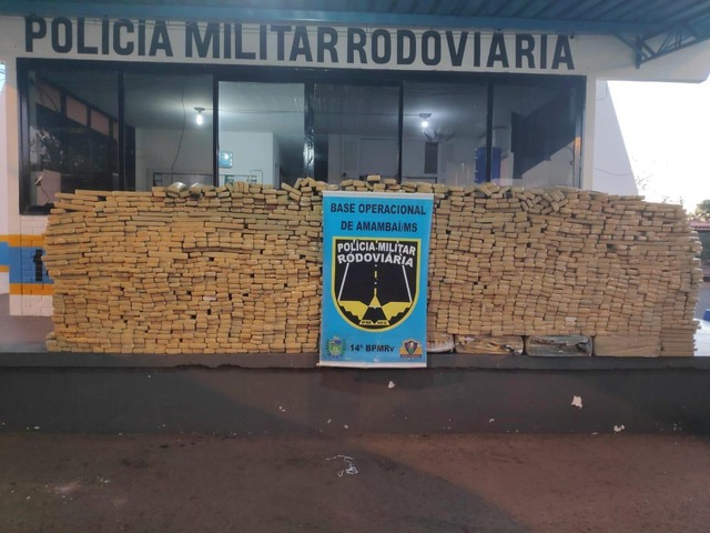 Tabletes de maconha que estavam em carro roubado — Foto: PMR/Reprodução