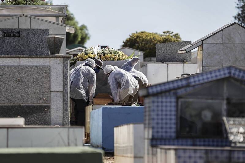 Sepultamento de vítima do novo coronavírus. Foto: Isaac Fontana/Framphoto/Folhapress