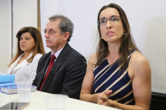 Delegados e Lauretto (centro) e Aline Sinnot (à direita) participaram de entrevista coletiva hoje. (Foto: Campo Grande News)