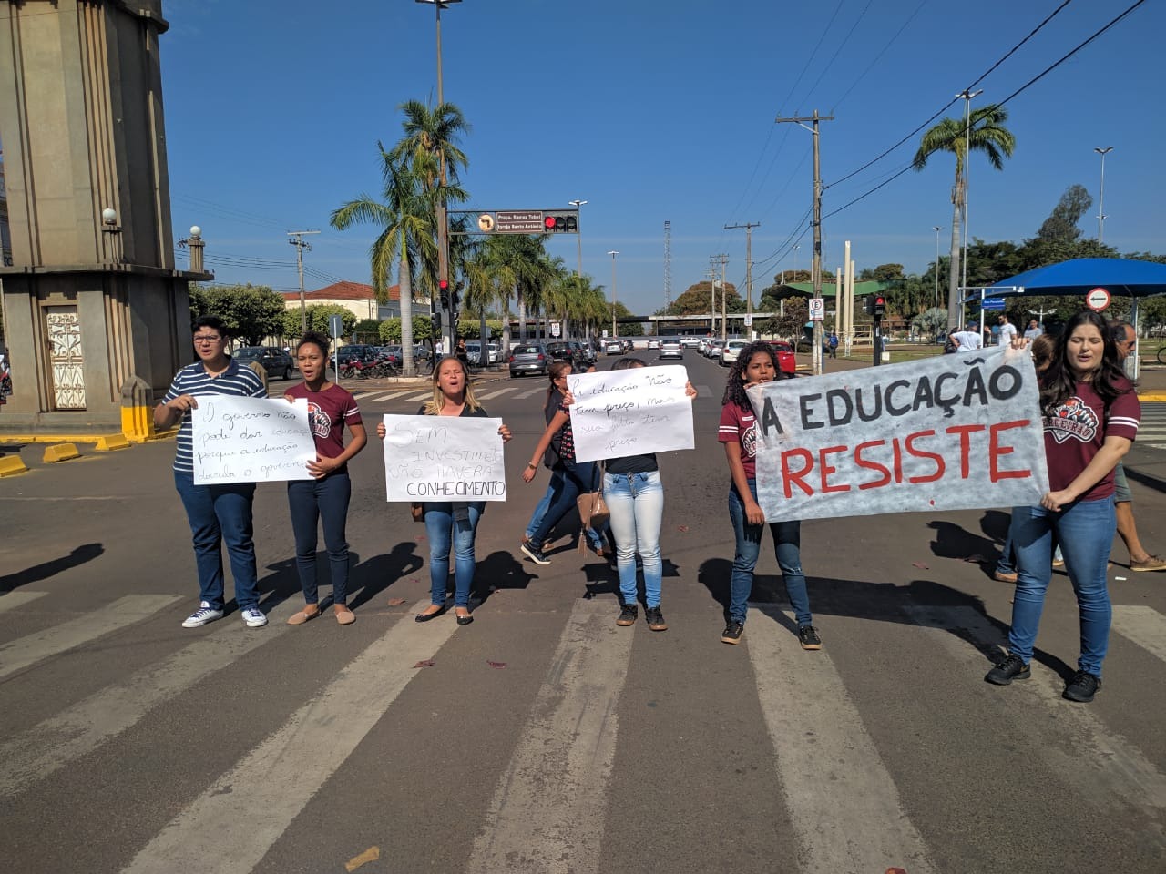 Os alunos se mobilizaram na praça Senador Ramez Tebet para manifestarem sua indignação com o fechamento de suas turmas. Foto: Rodrigo de Freitas/Rádio Caçula