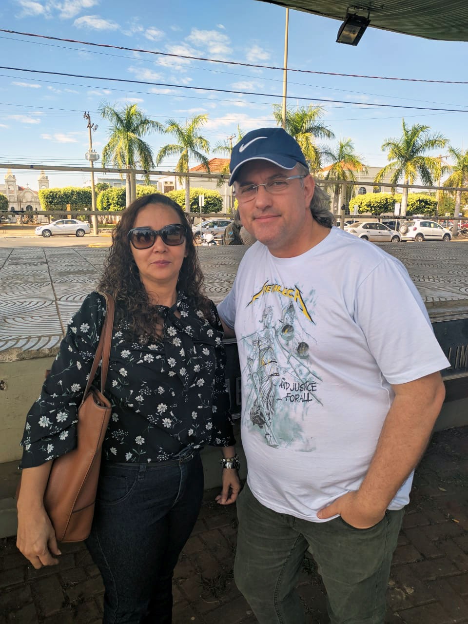 A professora de história Sinara de Souza e o vereador Professor Flodoaldo (SD) estiveram na manifestação ao lado de outros professores, dando suporte aos alunos. Foto: Rodrigo de Freitas/Rádio Caçula