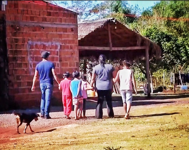 Casal da aldeia Jaguapiru adotou 4 crianças indígenas em Dourados, MS (Foto: TV Morena )