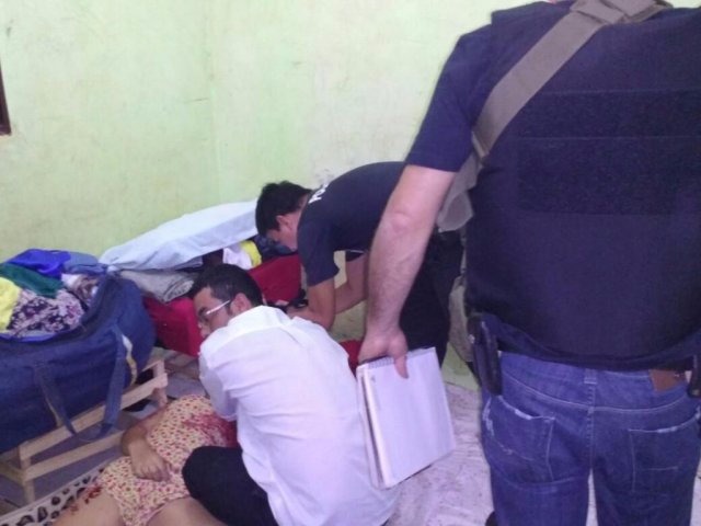 Perito e policiais civis no local onde o corpo da vítima foi encontrado (Foto: Campo Grande News)