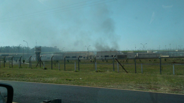 Fumaça de colchões queimados em penitenciária pode ser vista a distância em Jardinópolis. Crédito: Repórter Ouvinte / CBN Ribeirão Preto