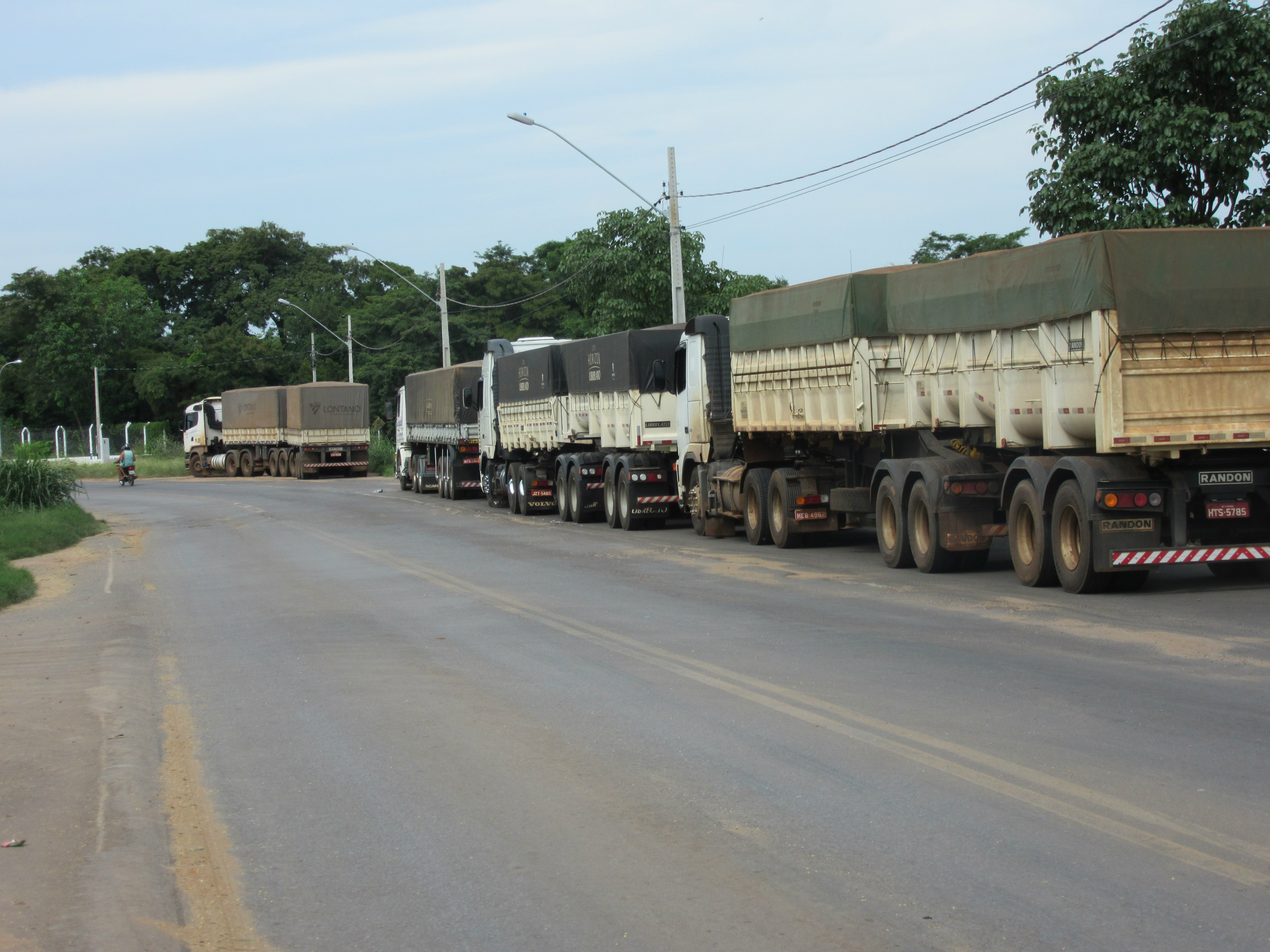 Carretas bitrens congestionaram o final da rua Egidio Thomé que dá segmento aos fundos da Cargil. Foto: Rádio Caçula.
