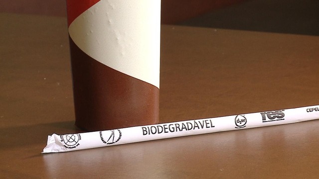 Canudos de material biodegradável são a opção para os comerciantes e ambulantes. Foto: Reprodução/RBS TV