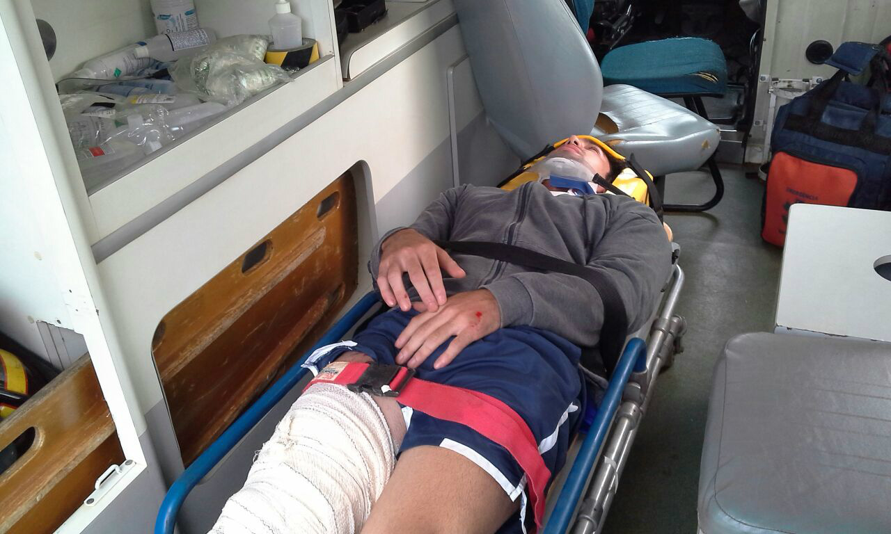 Acidente entre caminhão e moto deixa jovem ferido. Foto: Rádio Caçula