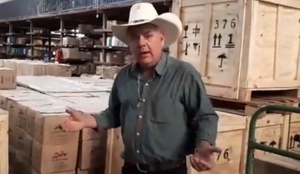 Prefeito Angelo Guerreiro anunciando a aquisição e instalação do novo Raio X  da UPA. Foto: Reprodução.