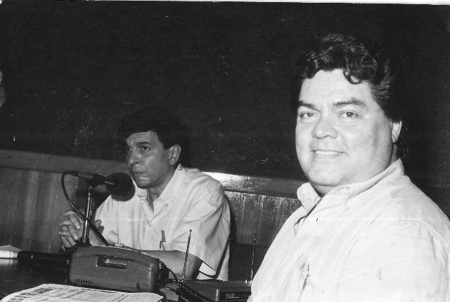 Ao fundo, o saudoso André Luiz e à sua frente, o diretor da Rádio Caçula, Romeu de Campos Júnior