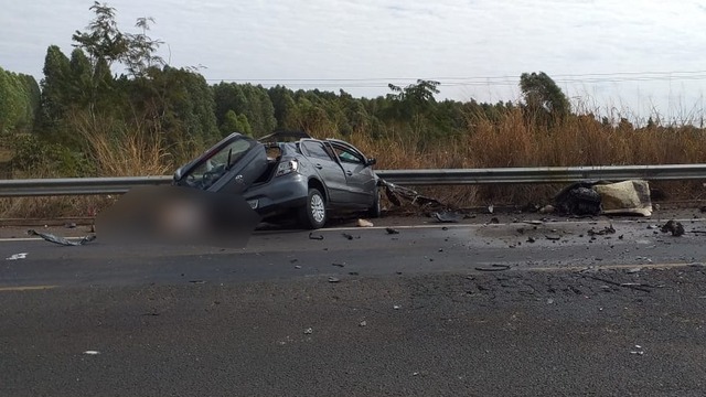 Motorista de carro morre após bater de frente com carreta na BR-158, em Paranaíba (MS). — Foto: Site Destakagora