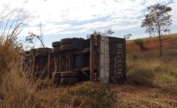 Carreta tombou após bater de frente com carro, em rodovia de MS. — Foto: Site Destakagora
