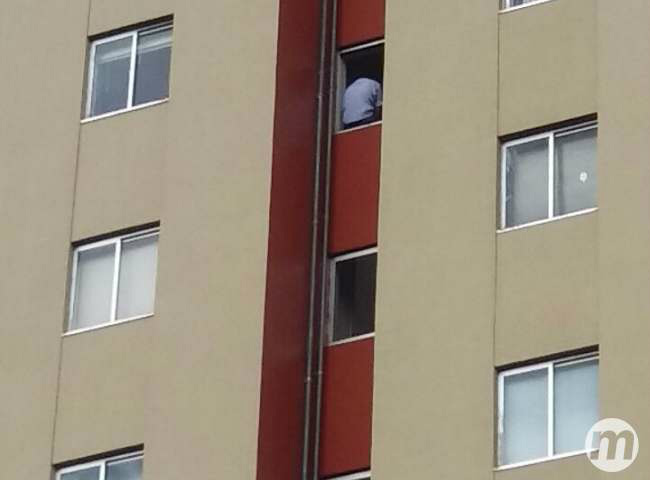 Homem ameaçava se jogar do oitavo andar do edifício (Foto: Adilson Domingos)