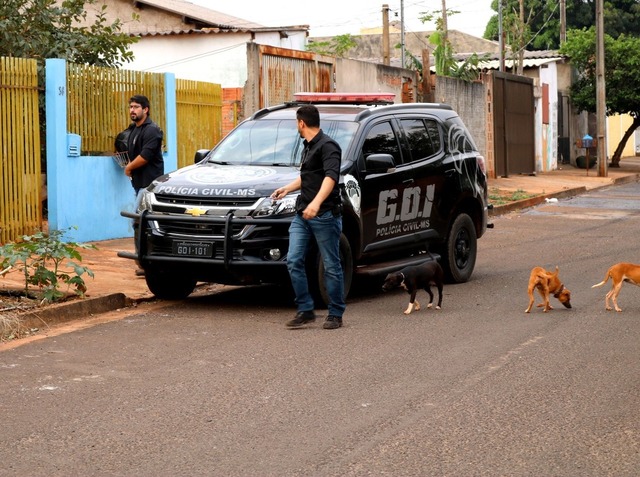 Polícia em operação para prender o suspeito — Foto: PC/Divulgação