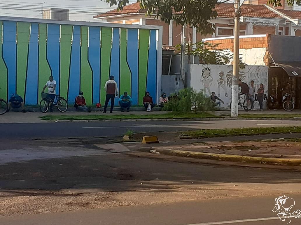 Para concorrer as vagas de emprego, população faz aglomeração e fila na Casa do Trabalhador em Três Lagoas. Foto: Rádio Caçula