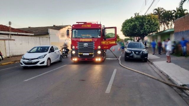 Devido o incidente a via teve que ser parcialmente interditada por alguns minutos. (Foto: Nelson Roberto)