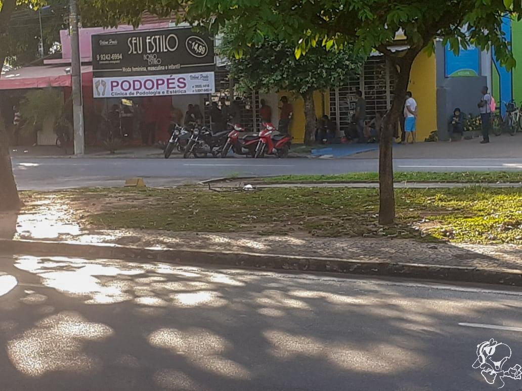 Para concorrer as vagas de emprego, população faz aglomeração e fila na Casa do Trabalhador em Três Lagoas. Foto: Rádio Caçula