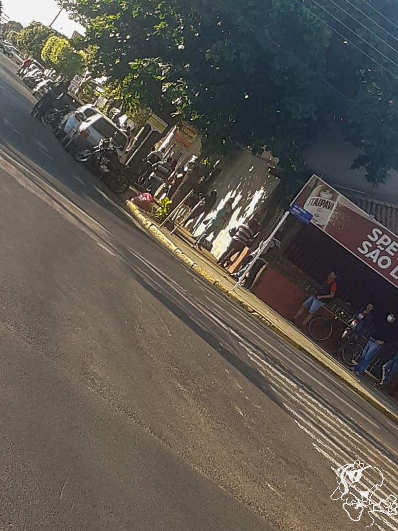 Para concorrer as vagas de emprego, população faz aglomeração e fila na Casa do Trabalhador em Três Lagoas. Foto: Rádio Caçula