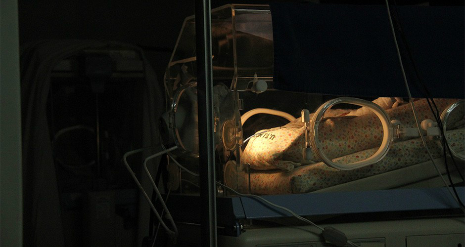 Internadas em UTIs meninas ainda não começaram a ganhar peso, mas quadro clínico evolui bem (Foto: Kísie Ainoã)