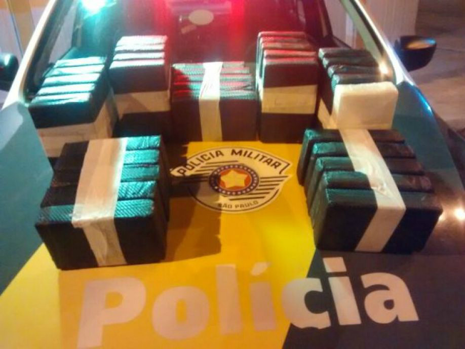 Tabletes de basta base de cocaína e crack estavam escondidos em fundo falso de carro; um foi preso.Roni Willer/ Paparazzi News