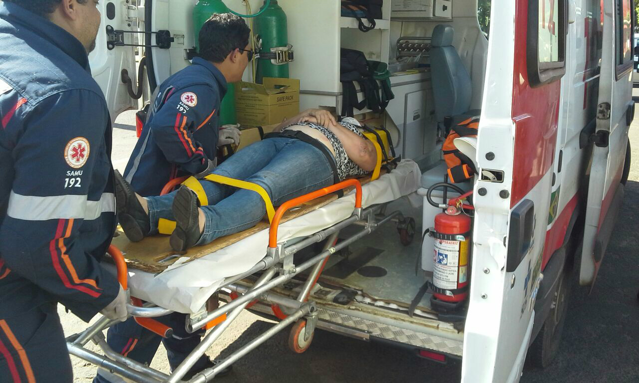 Vitima é socorrida apôs acidente. Foto: Rádio Caçula