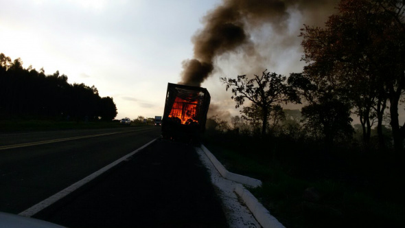 Parte de trás da carreta foi praticamente toda queimada - Foto: Divulgação