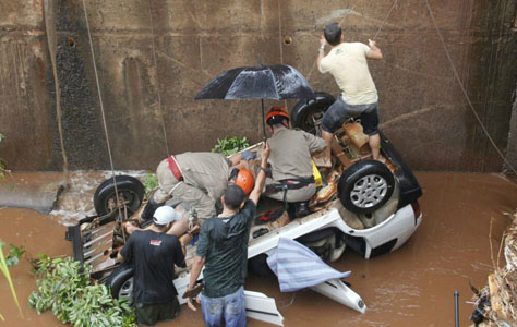 Daniel Félix (boné branco) e Mário Ferreira (com o guarda-chuva) ajudaram no resgate