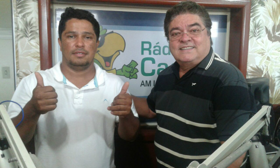 Delídio Teixeira, à esquerda, ao lado do diretor da Rádio Caçula, Romeu de Campos Júnior. 