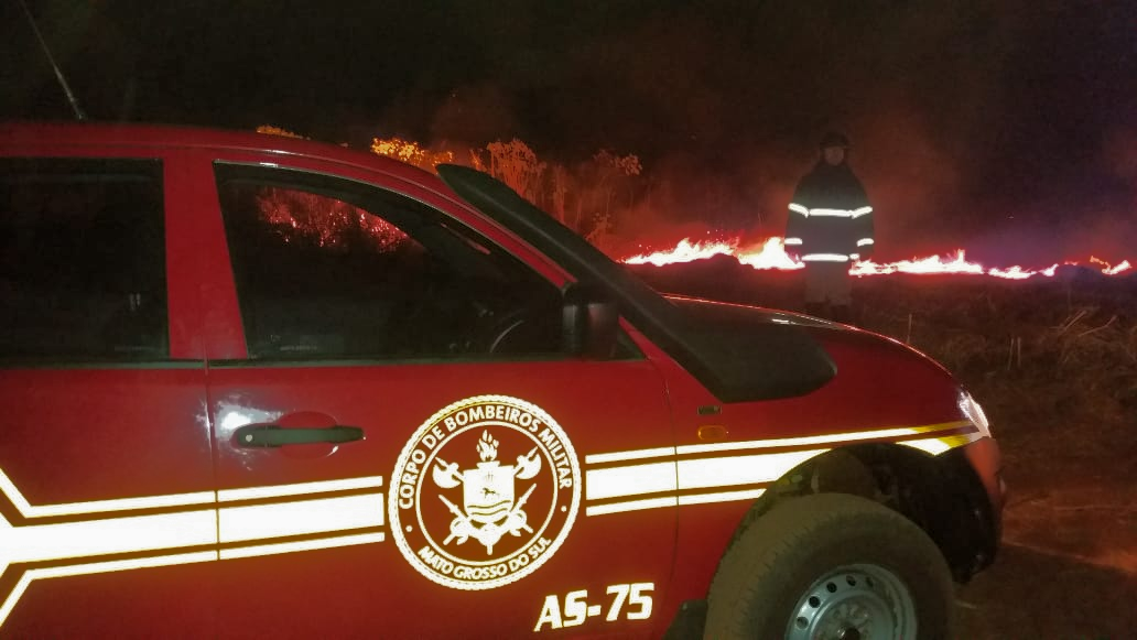 A ação conjunta do Corpo de Bombeiros e de máquinas da Administração Municipal, e apoio das empresas Metalfrio, Suzano, MS Brasil e Unidas foram providenciais para o combater do fogo. Foto: 5ºGBM