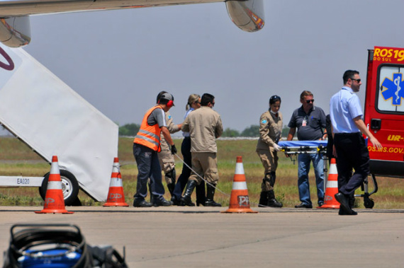 Copiloto foi socorrida ainda na pista - Foto: Valdenir Rezende/Correio do Estado