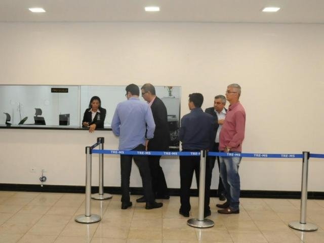 Candidatos na quarta-feira na sede do TRE-MS, no Parque dos Poderes, para registro de campanha. (Foto: Paulo Francis).