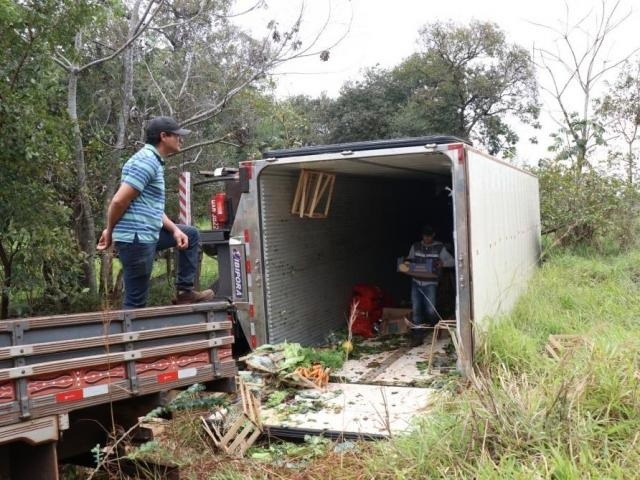 Representantes da empresa conseguiram salvar mercadoria que era levada para o Ceasa (Foto: Henrique Kawaminami)