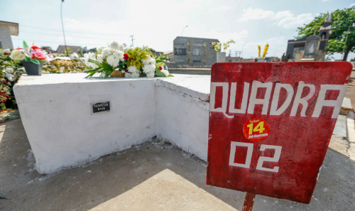 Adesivo de campanha foi colocado ao lado do jazigo onde Zé Gomes, do PTB, foi enterrado. Pedro Ladeira/Folhapress