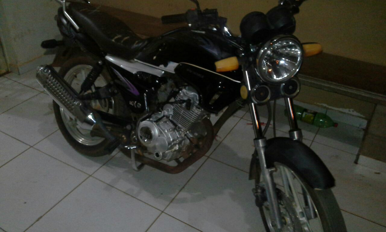 ROTAI encontra motocicleta abandonada em terreno baldio, na noite deste domingo (12) em Três Lagoas (MS). Foto: Rádio Caçula.