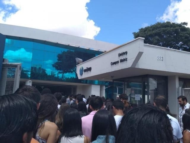 Chegada de candidatos à Uniderp, um dos locais de provas do Enem de 2018 (Foto: Danielle Valentim)