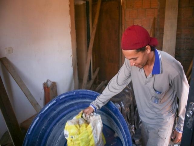 Agente em trabalho de combate ao mosquito, em março deste ano (Foto/Arquivo: Paulo Francis)