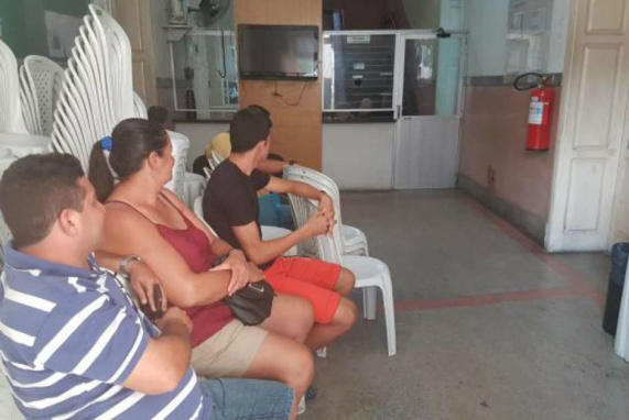 Famílias aguardam liberação dos corpos no ItepFoto: Agência Brasil