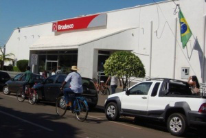 Caixas ficaram danificados, mas dinheiro não foi levado (Foto: Marcos Donzeli/Jornal Nova Notícias)