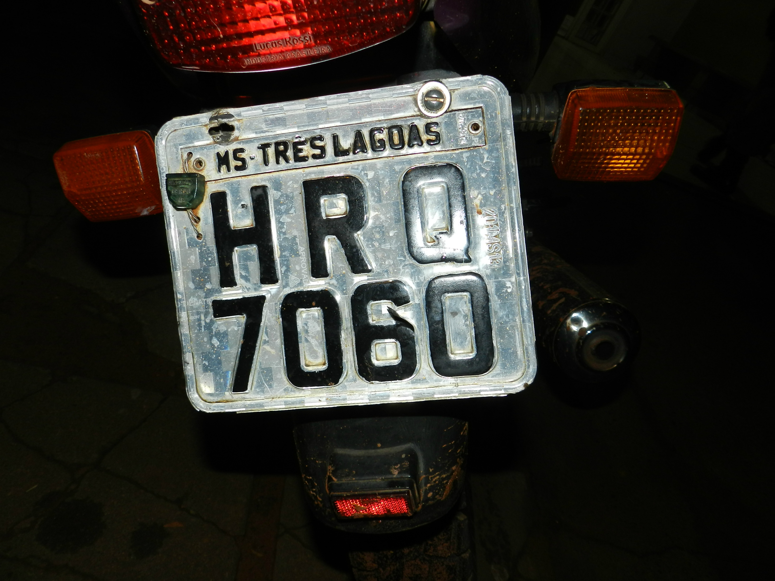 Placa havia sido adulterada com fita preta. Foto: Rádio Caçula