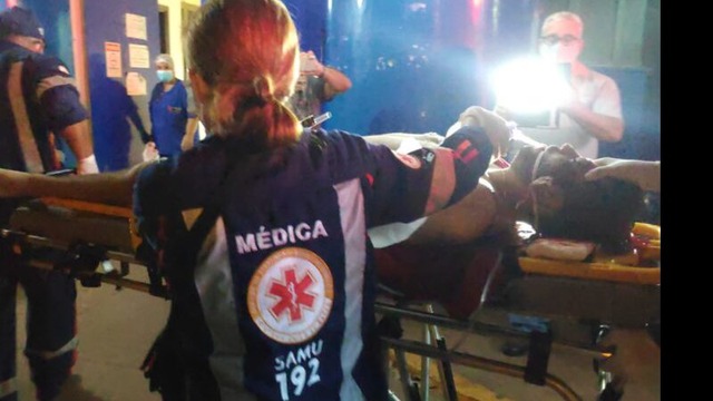 Rapaz levou 5 tiros e teve que ser levado para o Hospital da Vida - Reprodução