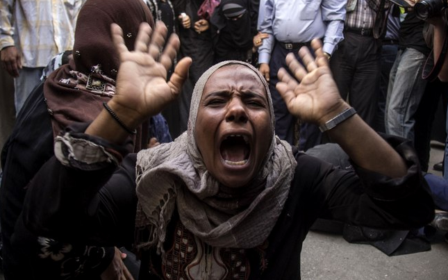 Egípcia grita depois de sentença de morte para 683 supostos partidários do líder islamita deposto Mohammed Morsi em Minya, no sul do Egito (Foto: AP)