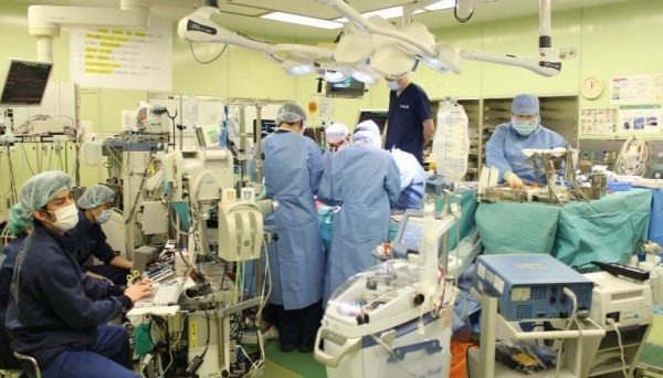 Médicos realizam o transplante em paciente – Foto: Cortesia do Hospital da Universidade de Kyoto