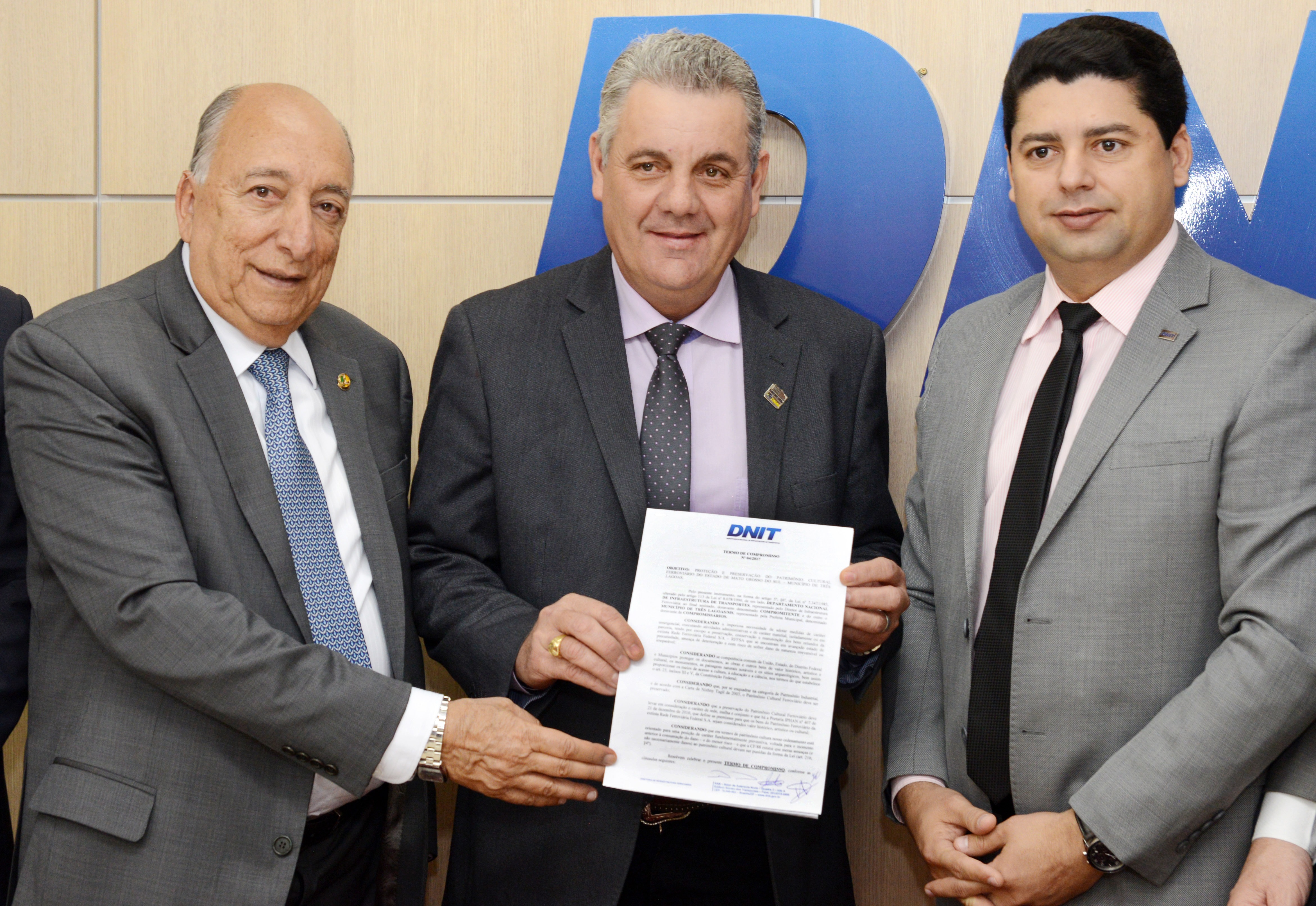 Chaves com Guerreiro e o diretor do DNIT com o documento de cedência da estação à prefeitura de Três Lagoas. (Foto: Assessoria de Imprensa)
