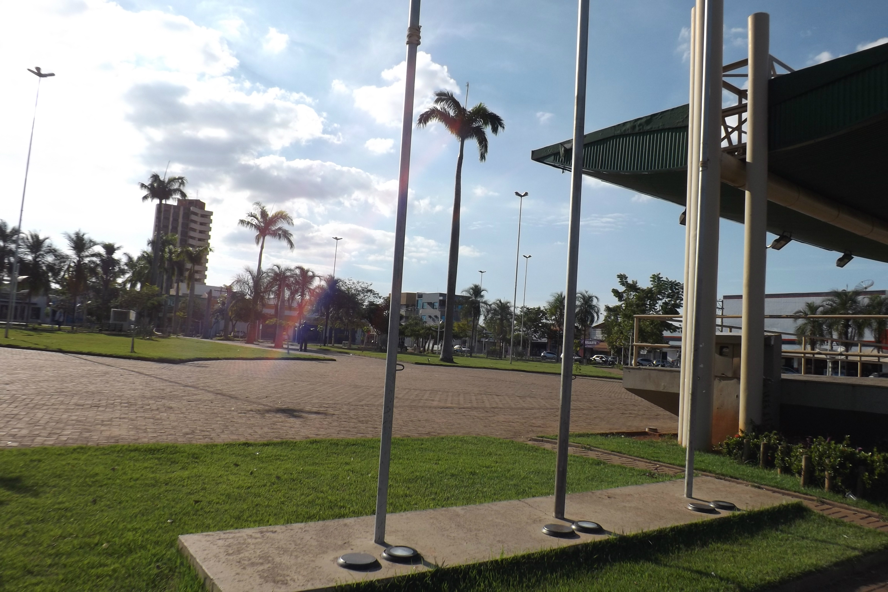 Uma hora depois daquela marcada para iniciar os protestos não havia ninguém na praça