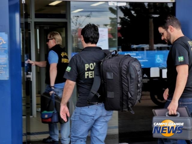 Perícia da Polícia Federal chegando a agência nesta tarde (Foto: Henrique Kawaminami)
