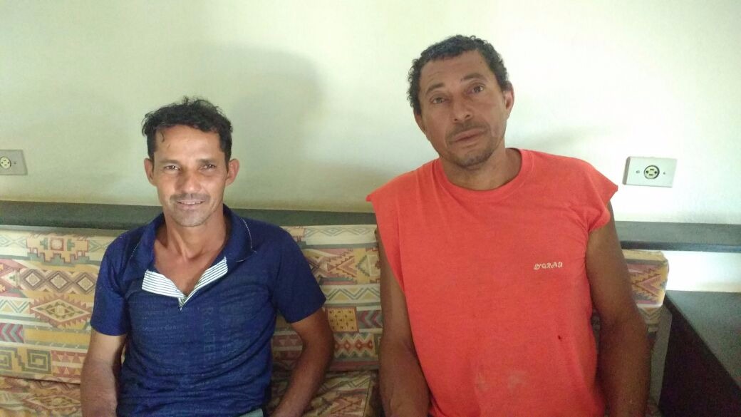 Eudes Gomes da Silva (camisa azul) e o seu tio Douglas Fernandes de Oliveira (camisa vermelha). (Foto: Nelson Roberto).