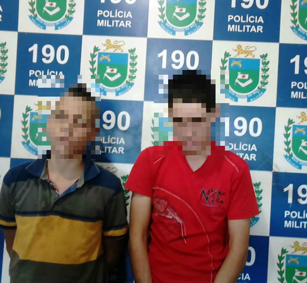 Menores apreendidos apos serem capturados por populares. Foto: Rádio Caçula